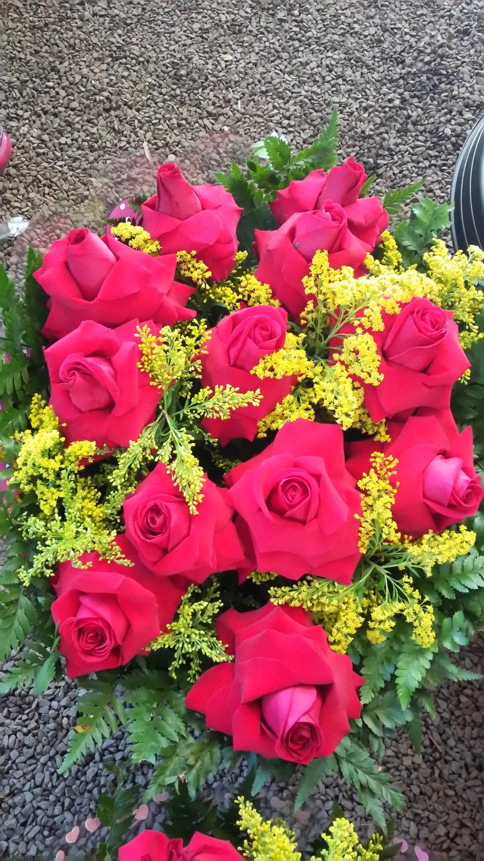 Buquê de rosas vermelhas com flores amarelas